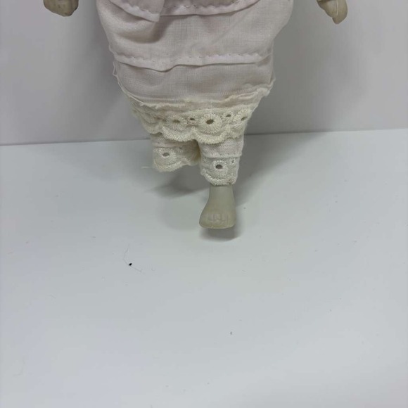 Set Of 3 Miniature Bisque Dolls In Shabby Chic Green Cream Tin Wall Pocket - Picture 8 of 10